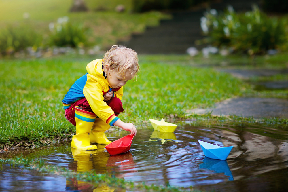 kind 2 jaar buiten spelen