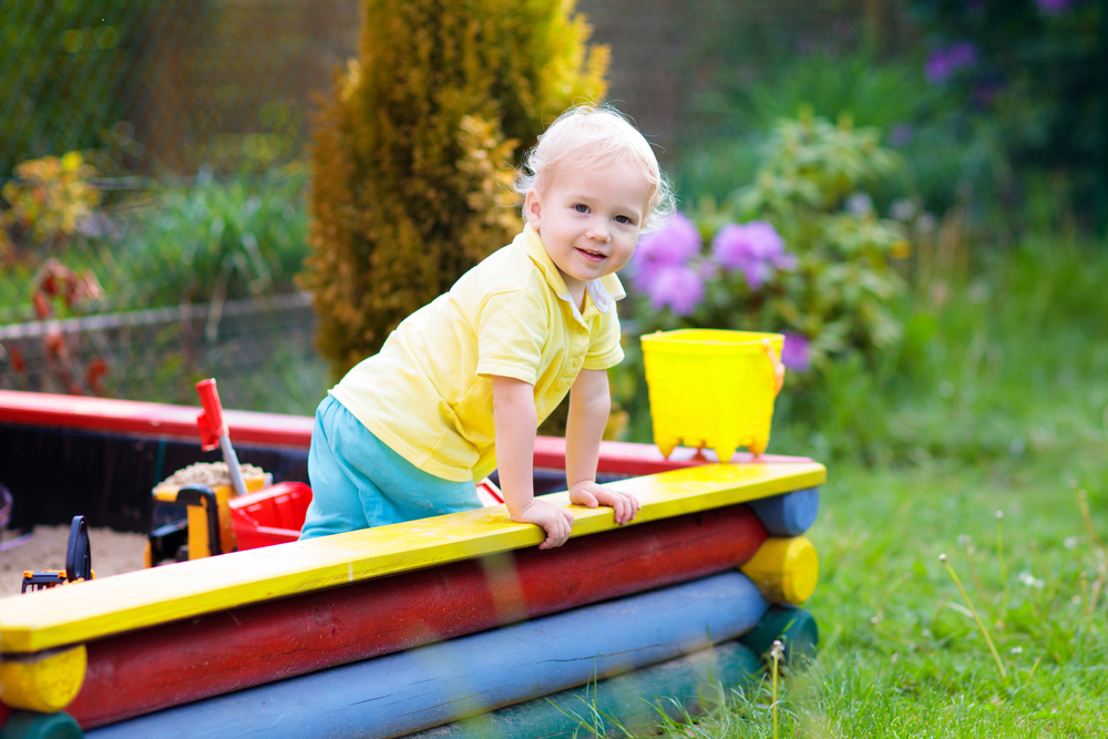 kind 2 jaar zandbak spelen